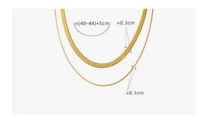 Detail of layered gold blade chains with 40-44cm length and 5cm extension measurements