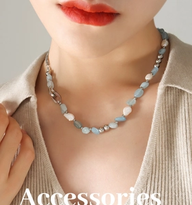 Détail d'un collier bohème avec pierres naturelles bleues, perles et billes d'argent
