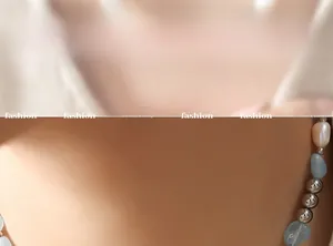Détail d'un collier bohème avec perles d'eau douce et pierres naturelles bleues sur mannequin