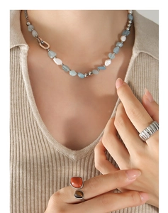 Détail d'un collier bohème avec pierres naturelles bleu clair et perles d'eau douce