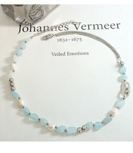 Détail macro du collier bohème avec pierres bleues, perles et chaîne en métal K18