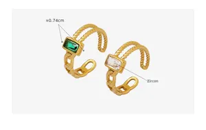 Détail de bagues dorées avec zircons verts et blancs taille émeraude et dimensions