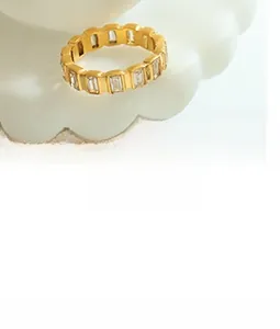 Gros plan d'une bague plaquée or avec des zircons cubiques de taille baguette sertis