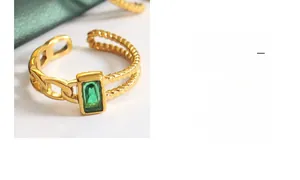 Détail macro d'une bague double couche en acier titane sertie d'un zircon rectangulaire vert