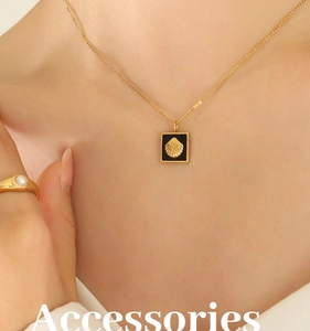 Détail d'un collier doré avec pendentif coquillage 3D et bague en perles assortie