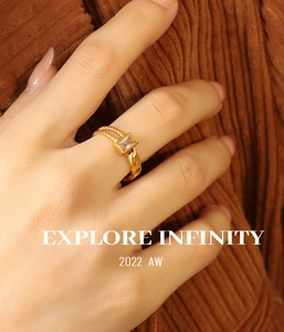 Détail d'une bague ajustable en titane doré avec zircon et texture de chaîne cubaine