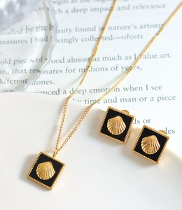 Vue détaillée d'une parure collier et boucles d'oreilles avec relief coquillage doré