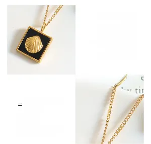 Détail du collier en titane plaqué or 18K avec pendentif feston en acrylique noir