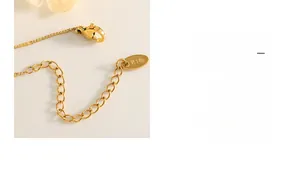 Détail du fermoir mousqueton et de la chaîne d'extension en acier inoxydable doré 18K