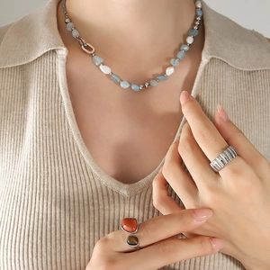 Collier bohème avec pierres bleues et perles avec bagues de style vintage sur un mannequin