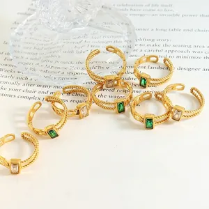 Bague double couche ajustable en acier titane doré avec zircons émeraude et clairs