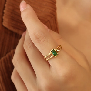 Bague vintage dorée avec zircon vert émeraude et anneau double à motifs de torsion