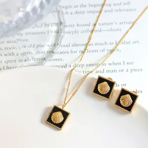 Parure bijoux dorée 18K avec collier pendentif coquillage en relief et boucles d'oreilles