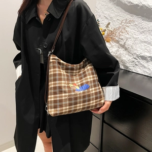 Sac bandoulière en toile à carreaux marron avec motif teckel pour usage quotidien