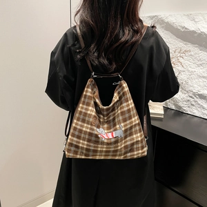 Sac cabas à carreaux marron avec broderie teckel et bandoulière en cuir réglable