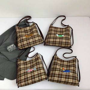 Sac fourre-tout en toile à carreaux avec broderie teckel et fines bretelles en cuir