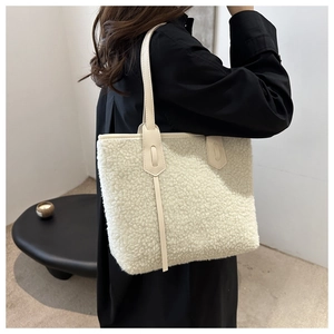 Détail du sac cabas en peau de mouton synthétique blanche avec anses en cuir crème