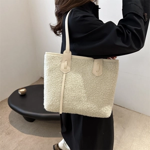 Sac fourre-tout chic en polaire beige avec bordure en cuir pour la mode automne-hiver