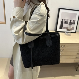 Grand sac fourre-tout en peluche noire vintage avec poignées en cuir porté par un mannequin