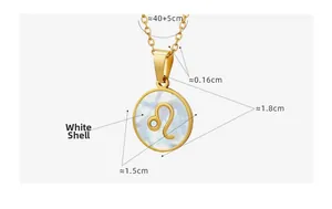 Détail macro du pendentif Lion avec nacre blanche et dimensions du placage en or 18 carats
