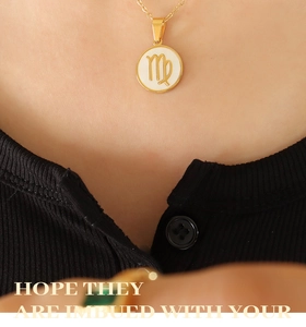 Vue macro du collier signe Vierge doré avec pendentif en émail blanc sur mannequin