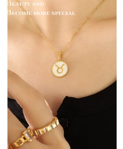 Détail du collier Taureau plaqué or 18K avec nacre et bague en oxydes de zirconium