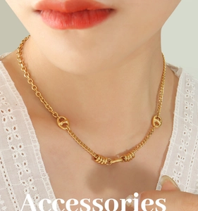 Detalle de collar de nariz de cerdo dorado con eslabones mixtos en modelo
