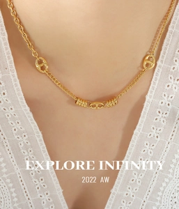 Detalle de collar de hocico de cerdo dorado con espirales sobre encaje blanco