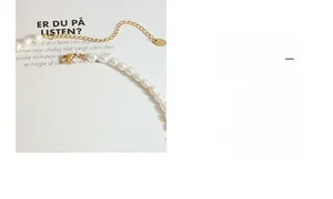 Dettaglio ravvicinato della collana di perle d'acqua dolce con chiusura a moschettone