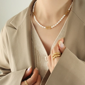 Elegante Collana Di Perle D'acqua Dolce Acciaio Al Titanio Placcato Oro Ciondoli A Farfalla Gioielli Stile Francese Donna