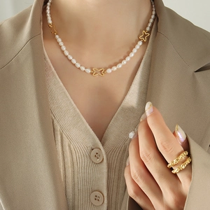 Elegante collana di perle naturali d'acqua dolce con accenti di farfalla dorata su modella