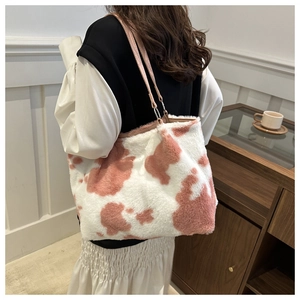 Détail du sac fourre-tout pelucheux à motif vache rose et blanc avec texture douce