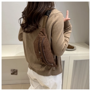 Détail de sac bandoulière en velours côtelé marron avec sangle réglable et zips
