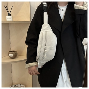 Détail du sac banane en velours côtelé blanc avec texture nervurée et boucle noire