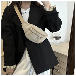 Détail du sac bandoulière en velours côtelé beige avec fermetures éclair multiples
