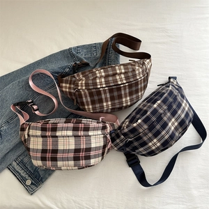 Trois sacs bananes à carreaux élégants en marron, rose et marine avec bandoulière