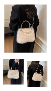 Detailansicht der beige Kunstpelz-Handtasche mit Perlenkette und weicher Plüsch-Textur