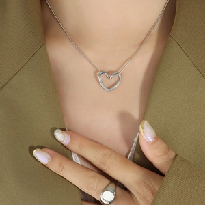 Collana Minimalista con Ciondolo a Cuore in Acciaio Inossidabile Argento Cuore Cavo Catena a Serpente per Donna Gioielli Quotidiani