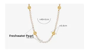 Detailansicht der Süßwasserperlenkette mit goldenen Anhängern und Größenangaben
