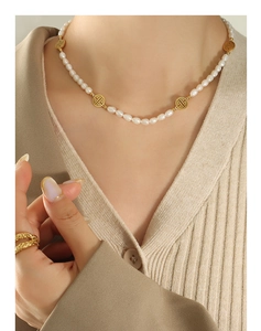 Detailansicht der Barockperlenkette mit goldenen chinesischen Fu-Charakter-Anhänger