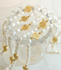 Detailansicht der Barockperlenkette mit goldenem chinesischem Fu-Symbol Anhänger