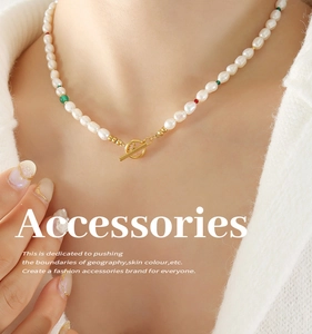 Gros plan d'un collier de perles avec accents d'agate et fermoir OT doré sur un mannequin