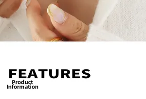 Détail d'une bague dorée minimaliste portée sur un doigt avec un nail art lavande et or