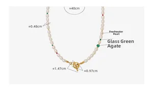 Détail du collier de perles d'eau douce avec agate verte et fermoir doré OT