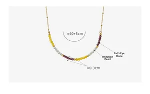 Détail du collier de perles montrant la longueur 40+5cm et les perles oeil de chat 0,3cm