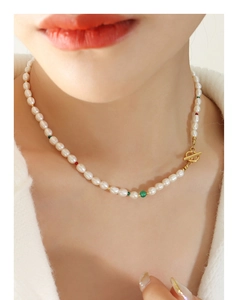 Détail d'un collier de perles d'eau douce avec perles d'agate et fermoir OT doré sur modèle