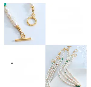 Détail du collier de perles à boucle OT avec agate rouge et verte sur acier doré 18 carats