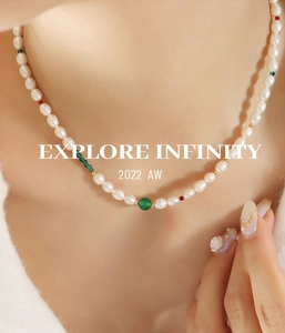 Détail d'un collier en perles d'eau douce avec perles d'agate verte et fermoir OT doré