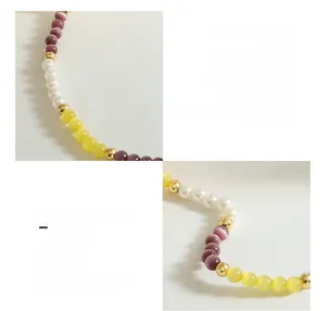 Détail du collier choker avec pierres œil de chat violettes et perles dorées à l'or 18K