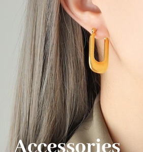 Vue détaillée de boucles d'oreilles en U plaquées or 18K avec texture brossée verticale